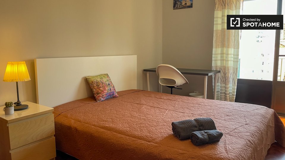 Quarto em apartamento de 5 quartos para alugar no Areeiro, Lisboa