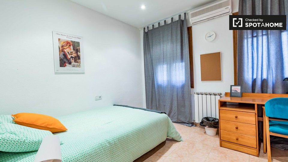 Double room Valencia, 5 beds, 120m² — photo 1