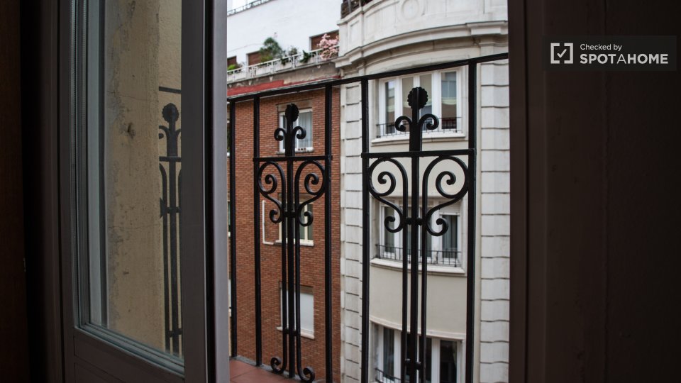Double room Madrid, 5 beds, 120m² — photo 8