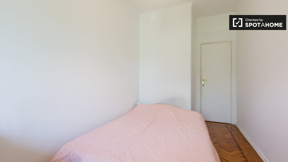 Double room Lisbon, 3 beds — photo 19