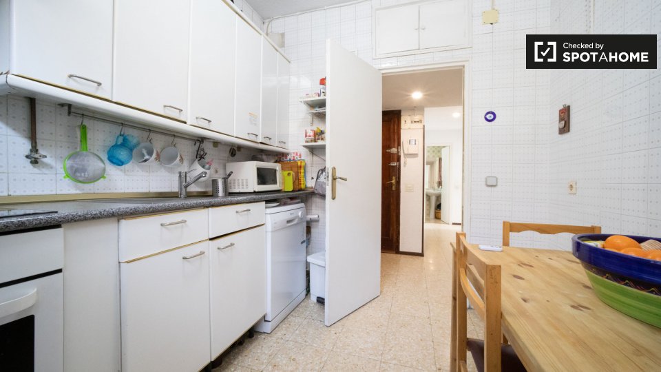 Double room Madrid, 2 beds, 75m² — photo 12