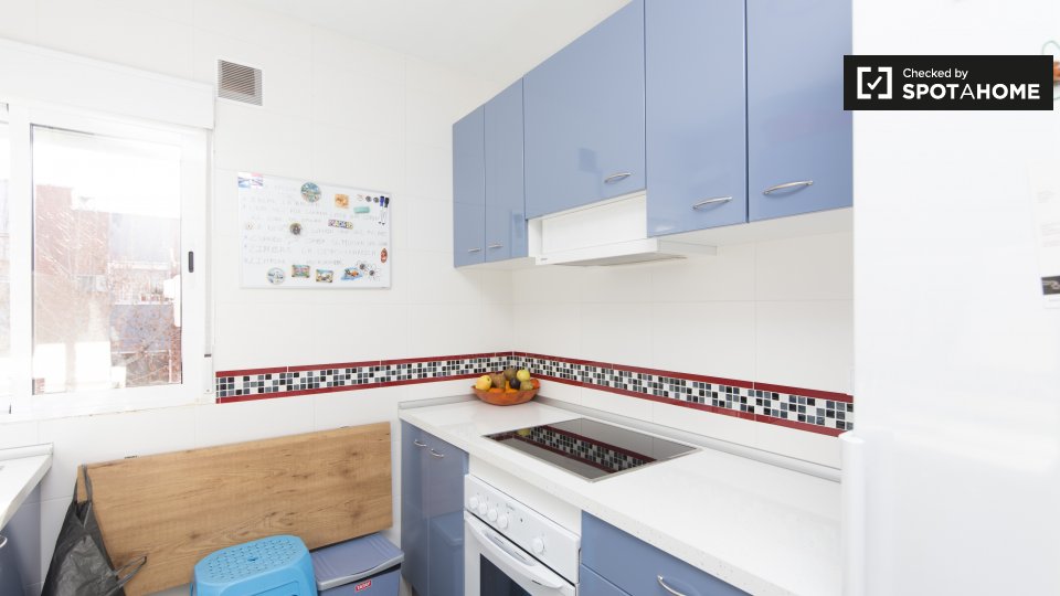 Double room Madrid, 3 beds, 72m² — photo 9