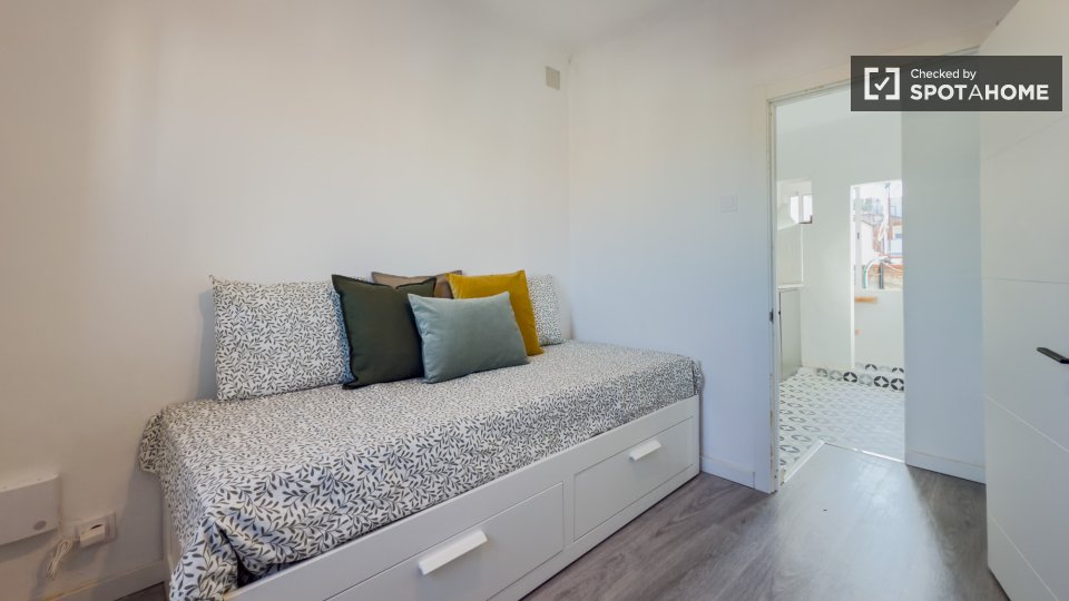 Double room Barcelona, 2 beds — photo 16