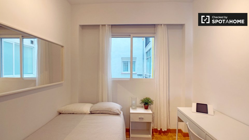 Double room Madrid, 4 beds, 90m² — photo 3