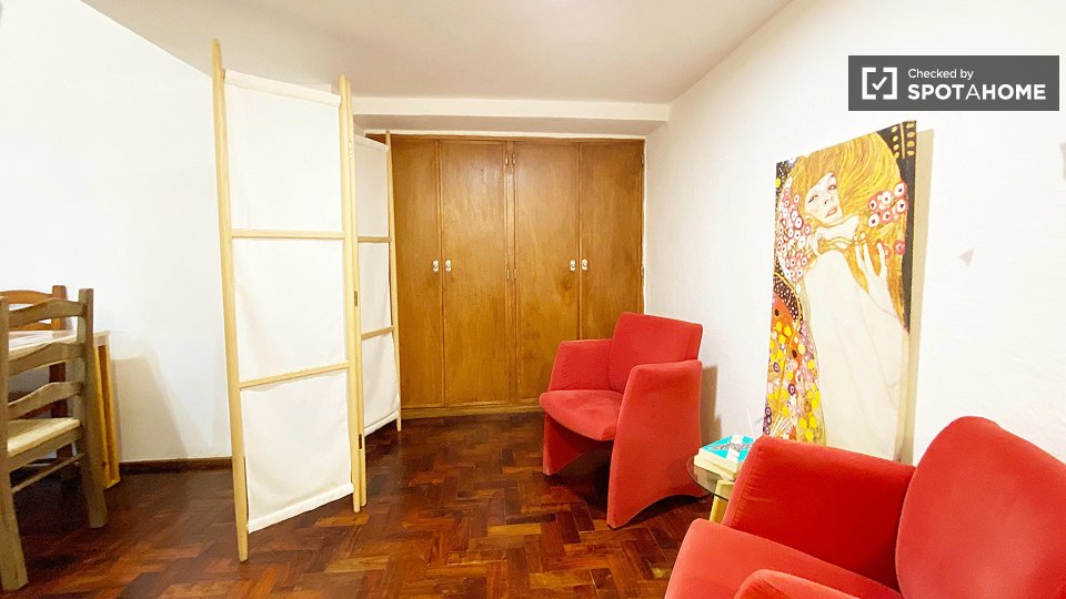 Double room Lisbon, 3 beds — photo 7