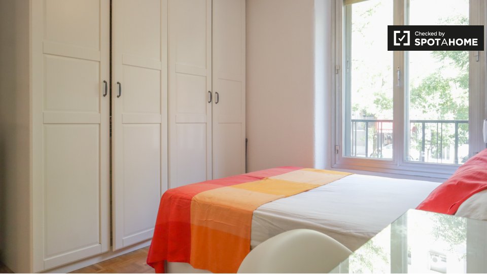 Double room Madrid, 3 beds, 60m² — photo 2