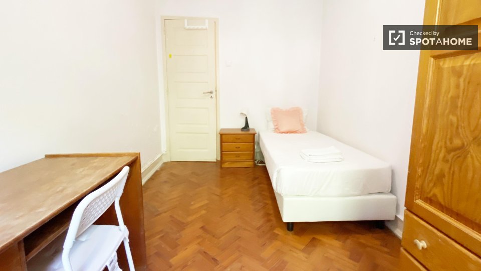 Double room Lisbon, 4 beds — photo 87