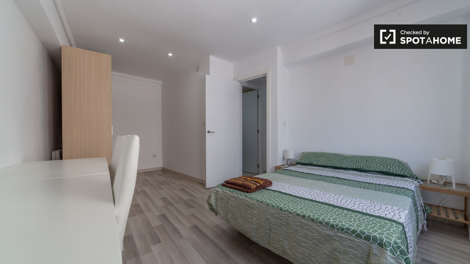 Double room Valencia, 3 beds, 85m² — photo 2