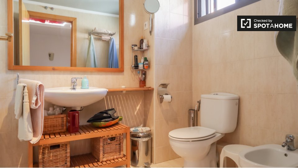 Double room Madrid, 2 beds — photo 13