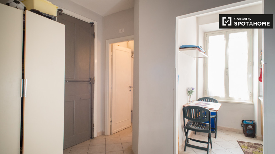 Double room Rome, 3 beds, 80m² — photo 21