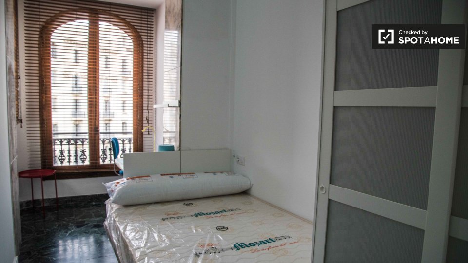 Double room Valencia, 10 beds, 300m² — photo 1