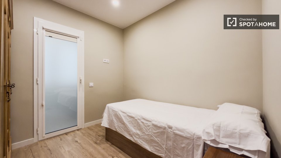 Double room Barcelona, 3 beds — photo 1