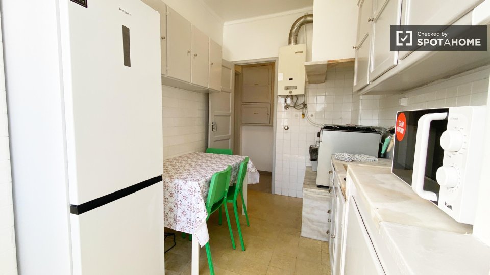 Double room Lisbon, 3 beds, 70m² — photo 10