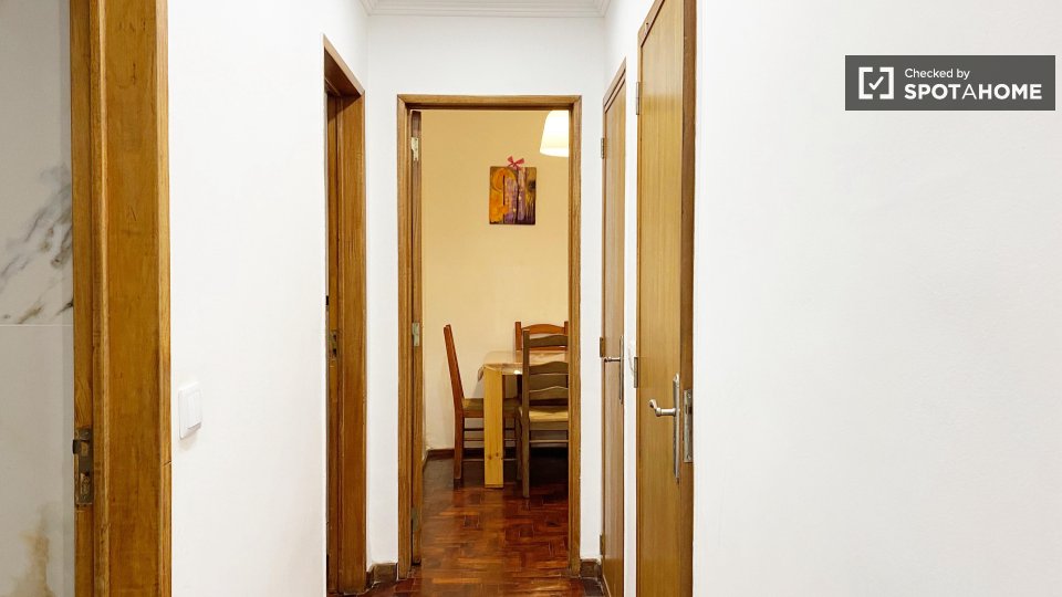 Double room Lisbon, 3 beds — photo 8