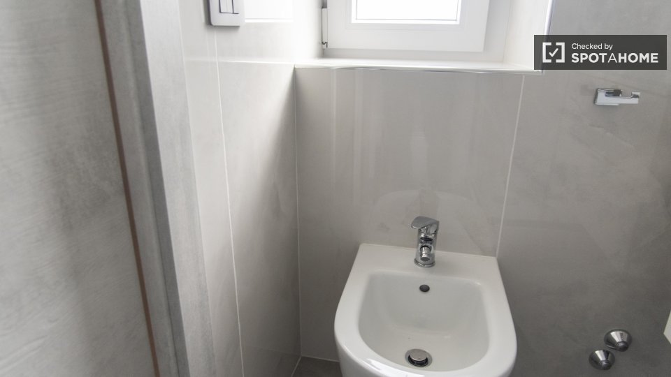 Double room Rome, 3 beds, 93m² — photo 48