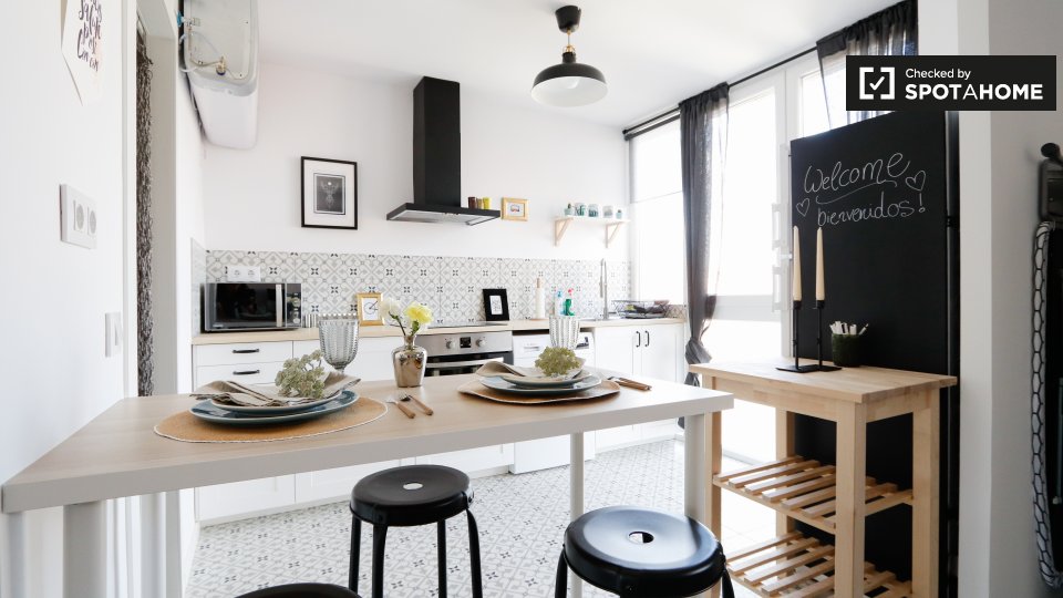Double room Madrid, 3 beds, 85m² — photo 8