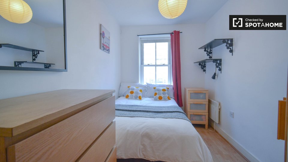 Room for rent in 3bedroom apartment in Lambeth, London (ref 247230