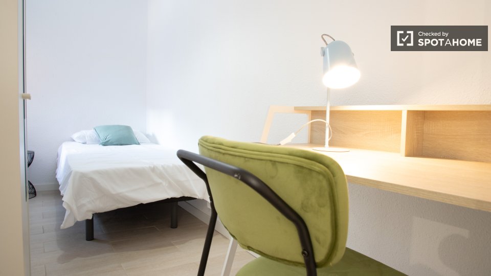 Double room Madrid, 3 beds, 56m² — photo 4