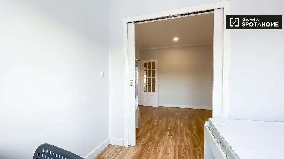 Double room Lisbon, 3 beds, 63m² — photo 16