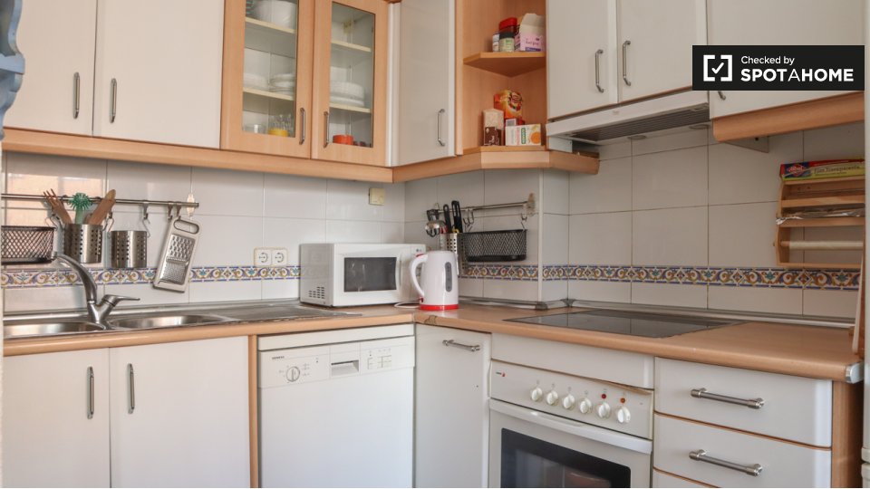 Double room Madrid, 3 beds, 79m² — photo 13