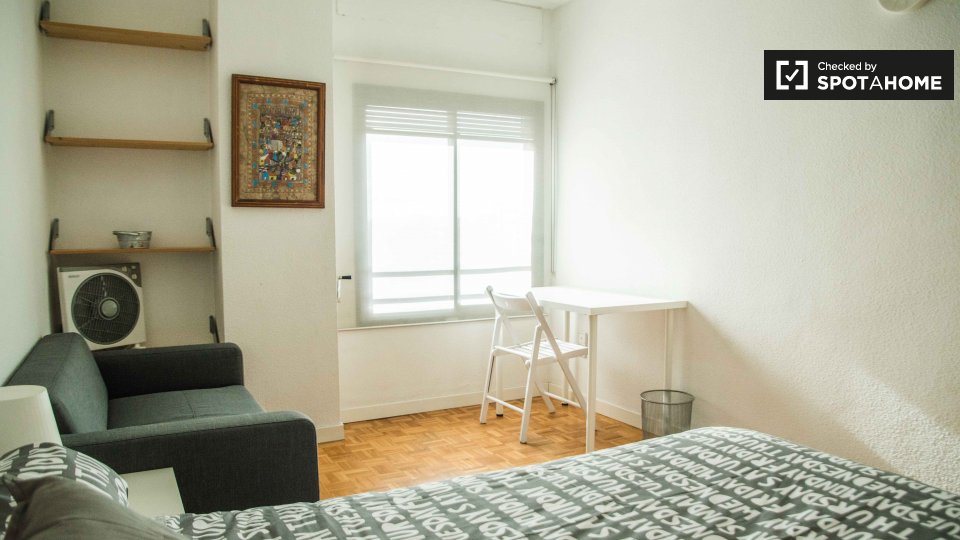 Double room Valencia, 6 beds, 140m² — photo 2