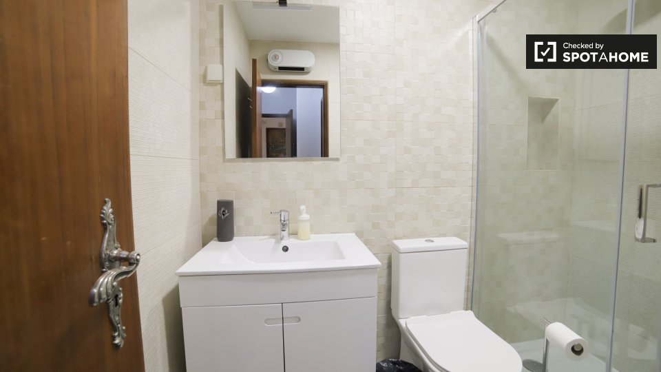 Double room Lisbon, 3 beds, 150m² — photo 10