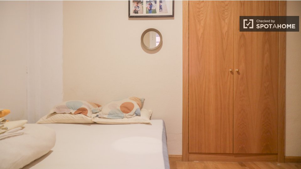 Double room Madrid, 3 beds — photo 18