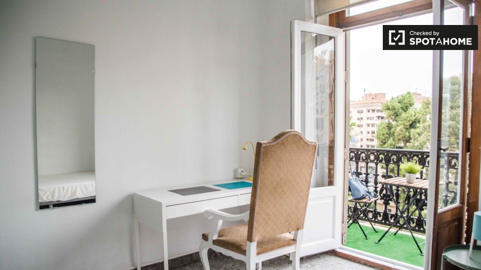 Double room Valencia, 10 beds, 300m² — photo 2