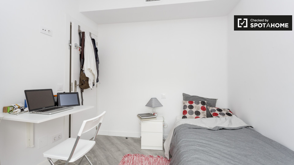 Double room Madrid, 3 beds, 52m² — photo 6