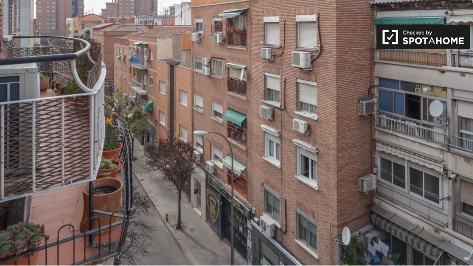 Double room Madrid, 3 beds, 70m² — photo 15