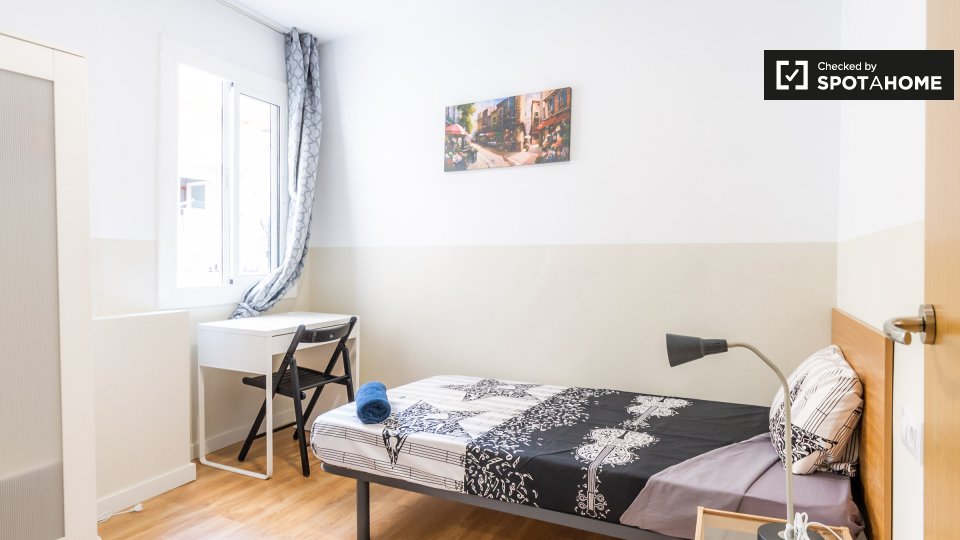 Se alquila habitación en el apartamento de 6 dormitorios en El Raval, Barcelona.