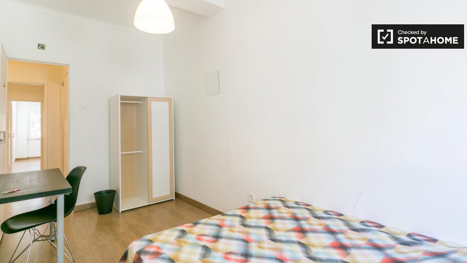 Double room Lisbon, 3 beds, 60m² — photo 17