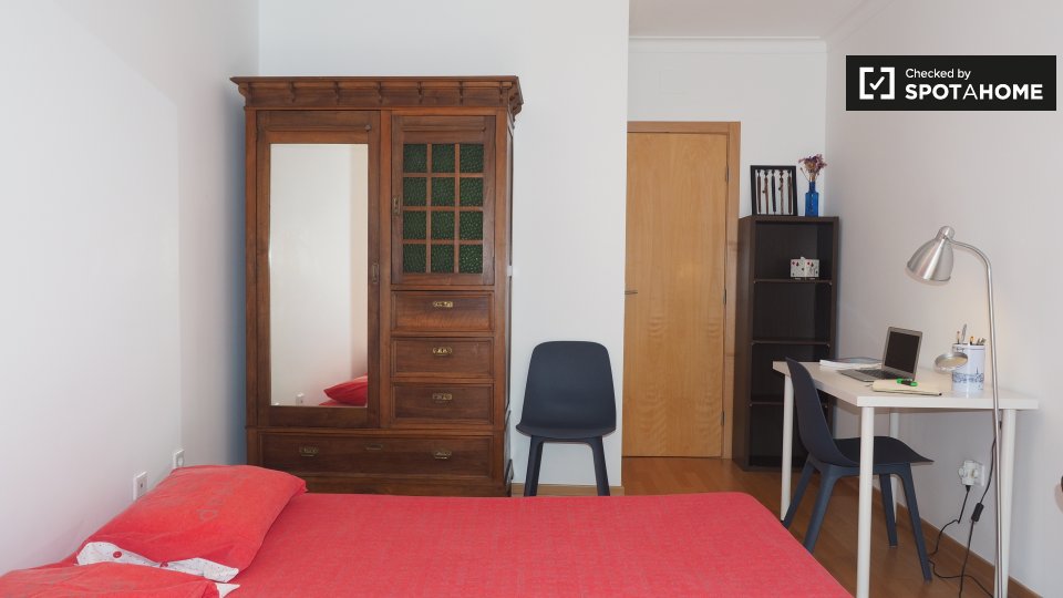 Double room Lisbon, 3 beds, 104m² — photo 5