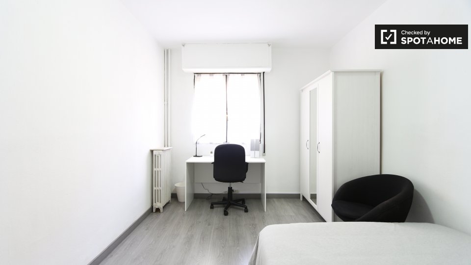 Double room Madrid, 5 beds, 96m² — photo 5