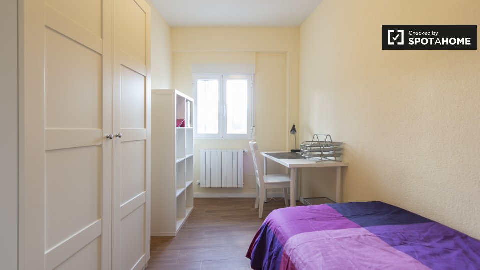 Double room Madrid, 3 beds, 65m² — photo 1