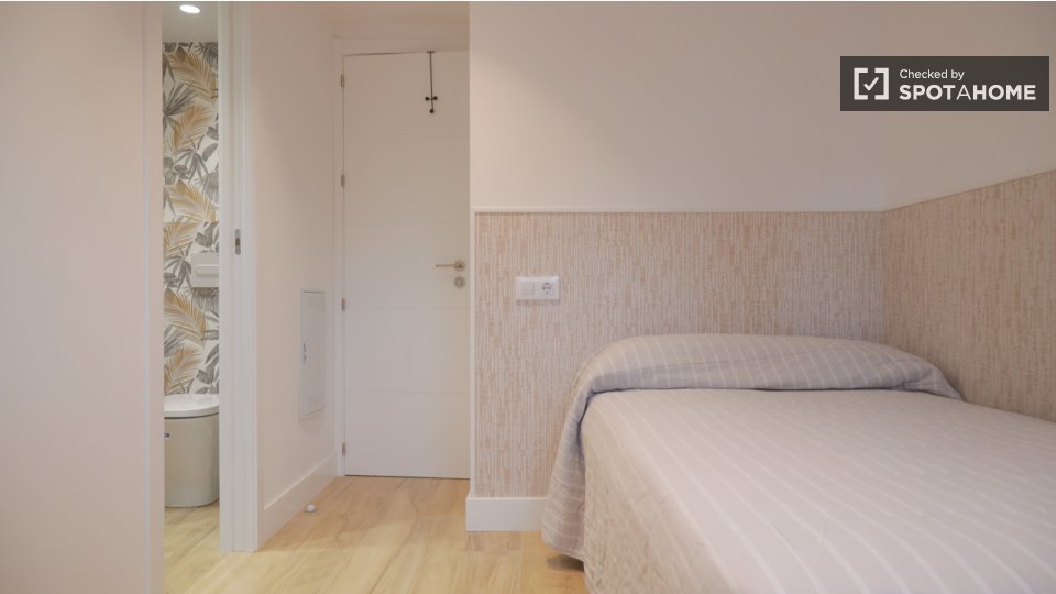 Double room Madrid, 3 beds — photo 12