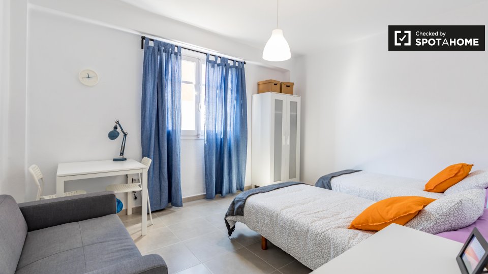 Double room Valencia, 3 beds, 80m² — photo 3