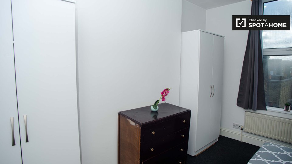 Double room London, 3 beds — photo 17