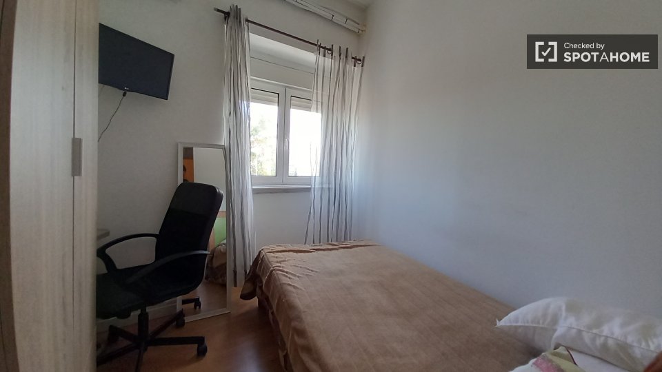Double room Lisbon, 5 beds, 90m² — photo 4