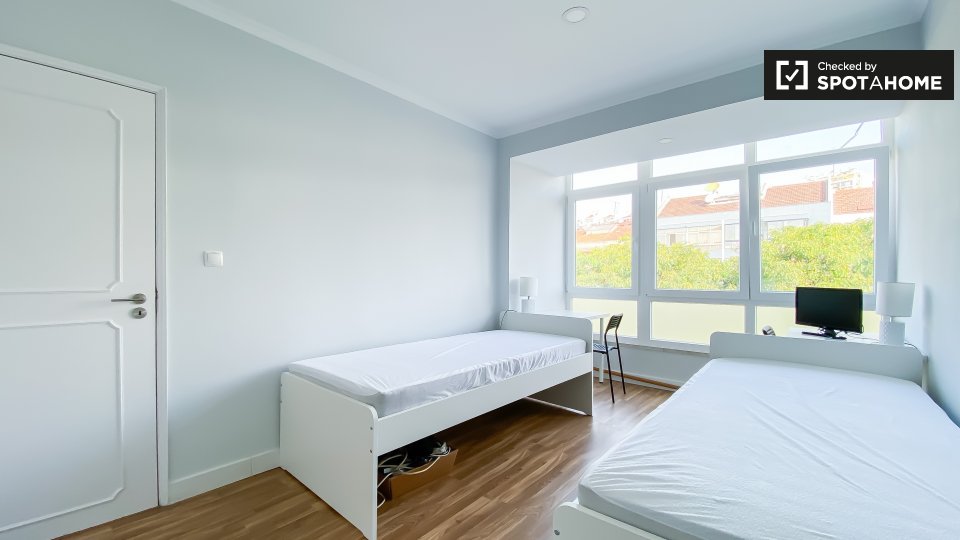 Double room Lisbon, 3 beds, 63m² — photo 12