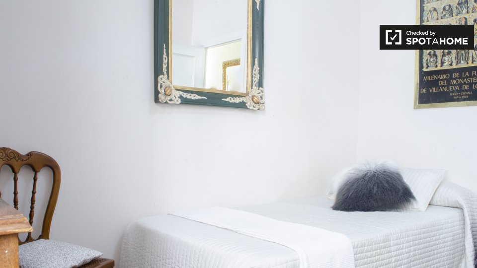 Double room Madrid, 3 beds, 100m² — photo 1