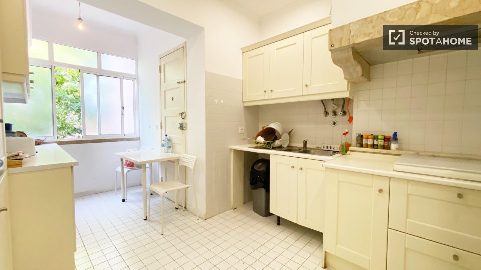 Double room Lisbon, 4 beds — photo 89