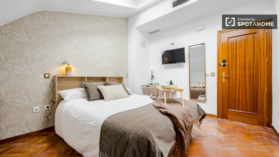 Habitación en un piso compartido de 6 habitaciones en alquiler en Canillas