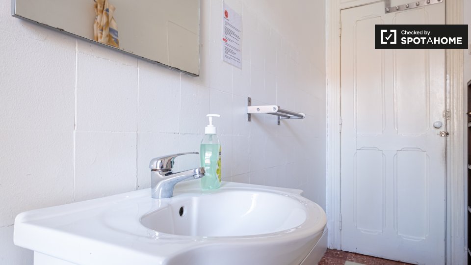 Double room Lisbon, 6 beds — photo 17