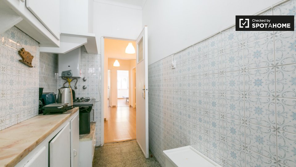 Double room Lisbon, 3 beds, 60m² — photo 6