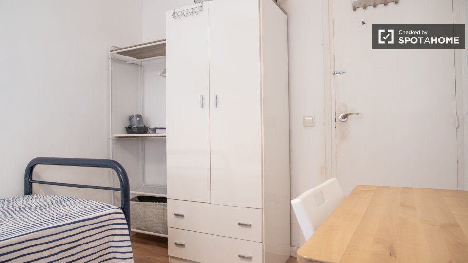 Double room Madrid, 3 beds, 50m² — photo 14