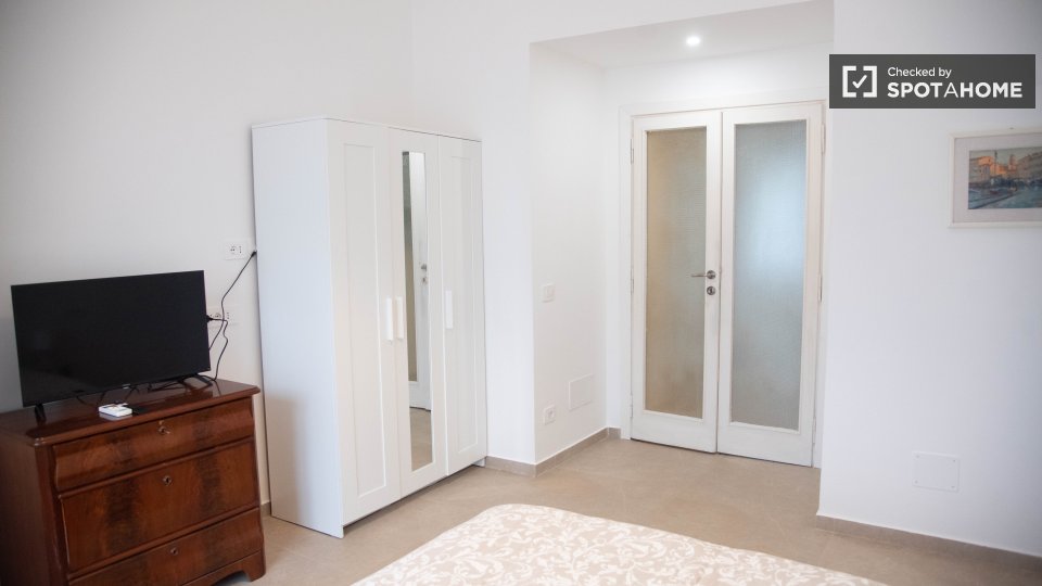 Double room Rome, 2 beds — photo 15