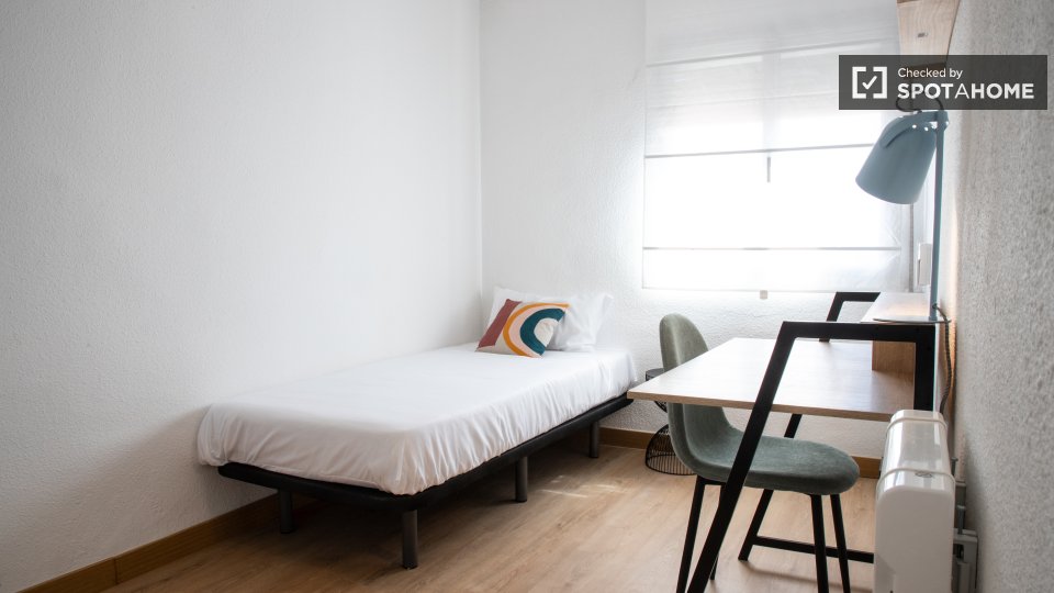 Double room Madrid, 3 beds, 57m² — photo 5