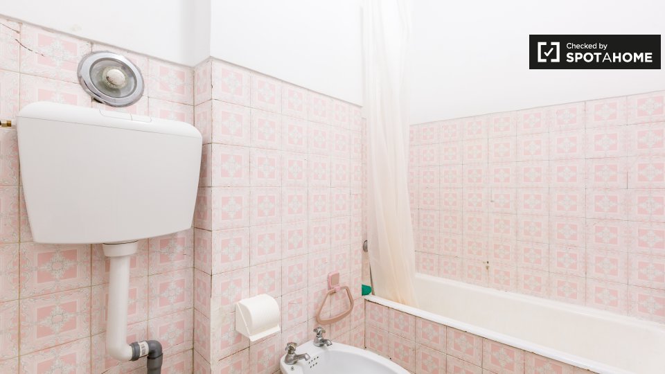Double room Lisbon, 3 beds — photo 10