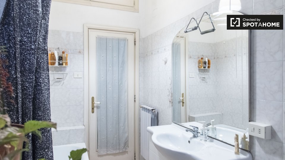 Double room Rome, 3 beds — photo 11